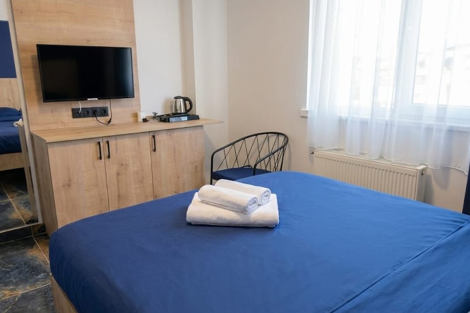 Demetevler pansiyon, suit oda ve TV ünitesi