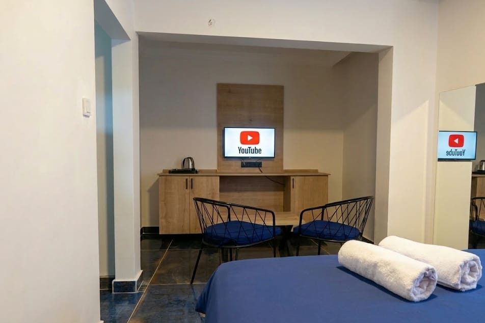 Demetevler saatlik kiralık oda, oturma alanı ve yemek masası